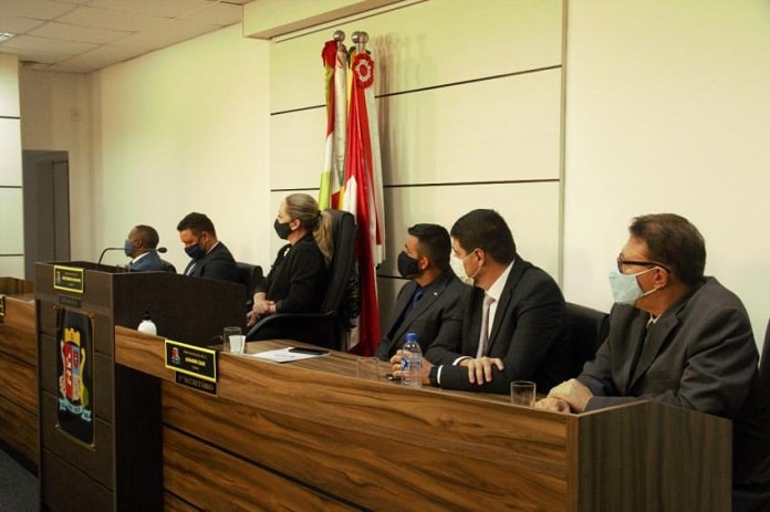 Sessão deu início ao ano legislativo na Câmara de São José - mesa diretora e prefeitos vistos sentados olhando para o lado; usam máscara