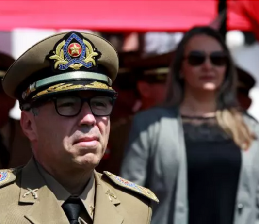 Coronel Araújo Gomes à esquerda da foto fardado, ao fundo a vice governadora de Santa Catarina. Entre os novos nomes para secretarias de Florianópolis está Araújo Gomes na pasta de segurança.