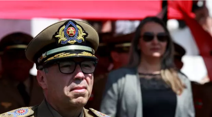 Coronel Araújo Gomes à esquerda da foto fardado, ao fundo a vice governadora de Santa Catarina. Entre os novos nomes para secretarias de Florianópolis está Araújo Gomes na pasta de segurança.