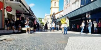 Foto do calçadão da rua Felipe Schmidt no centro da capital, com céu azul e movimentação de pessoas. A CDL de Florianópolis pede que o comércio não seja fechado