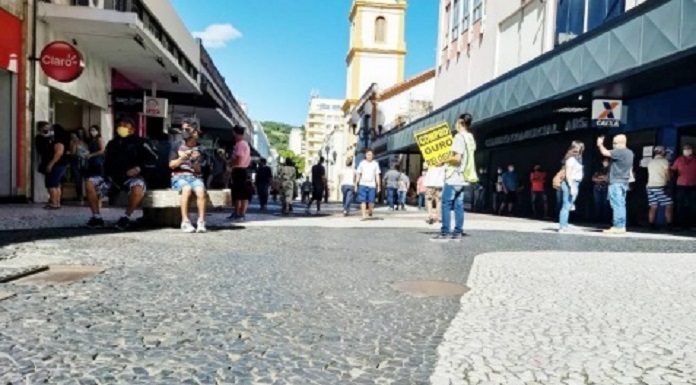 Foto do calçadão da rua Felipe Schmidt no centro da capital, com céu azul e movimentação de pessoas. A CDL de Florianópolis pede que o comércio não seja fechado