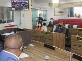 vereadores sentados na mesa diretora e nas bancadas, todos usando máscara, na sessão de criação da comissão