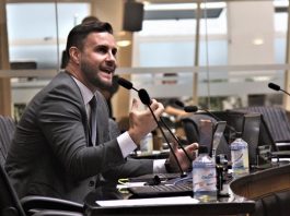 deputado felipe estevão fala no microne da alesc sobre projeto de lei que publicará nome das pessoas vacinadas
