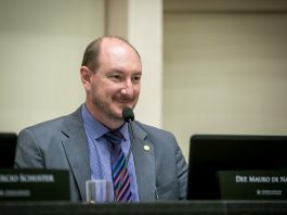 Presidente da Alesc ganha 50% de aumento salarial em aprovação relâmpago mauro de nadal eleito presidente da alesc - ele está sentado na bancada com computador à frente