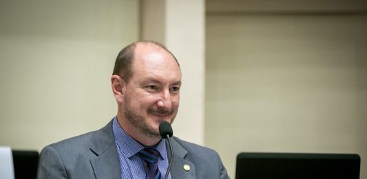 Presidente da Alesc ganha 50% de aumento salarial em aprovação relâmpago mauro de nadal eleito presidente da alesc - ele está sentado na bancada com computador à frente