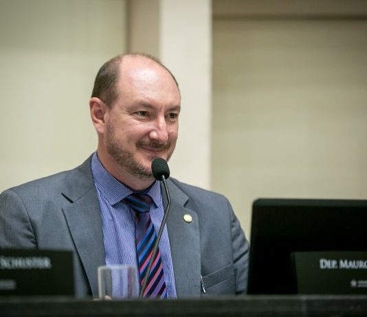 mauro de nadal eleito presidente da alesc - ele está sentado na bancada com computador à frente