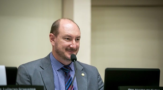 mauro de nadal eleito presidente da alesc - ele está sentado na bancada com computador à frente