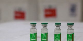quatro ampolas de doses de vacina - Pesquisa mostrou que 25% não se vacinariam em sete cidades de SC