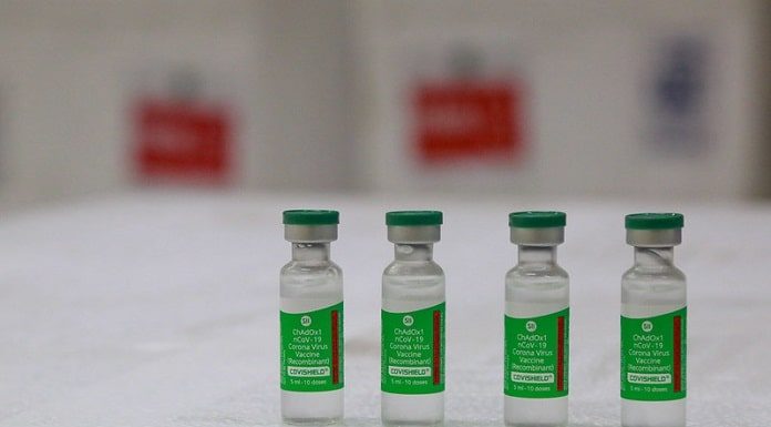 quatro ampolas de doses de vacina - Pesquisa mostrou que 25% não se vacinariam em sete cidades de SC