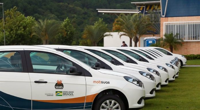 parte dos 225 veículos para assistência social alinhados em estacionamento