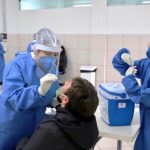 profissional de saúde com epi coloca cotonete no nariz de homem para teste de coronavíris - na região há mais de 3 mil casos ativos
