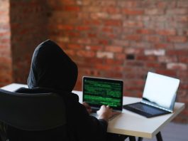 Grupo de adolescentes que induzia jovens ao suicídio é desmantelado Ataques hackers em Santa Catarina visam órgãos do governo e prefeituras - para ilustrar, foto mostra pessoas de capuz, sem ter identificada, mexendo em notebooks