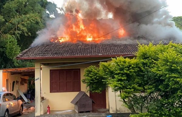 casa em chamas - homem põe fogo na casa da ex para tentar matar família