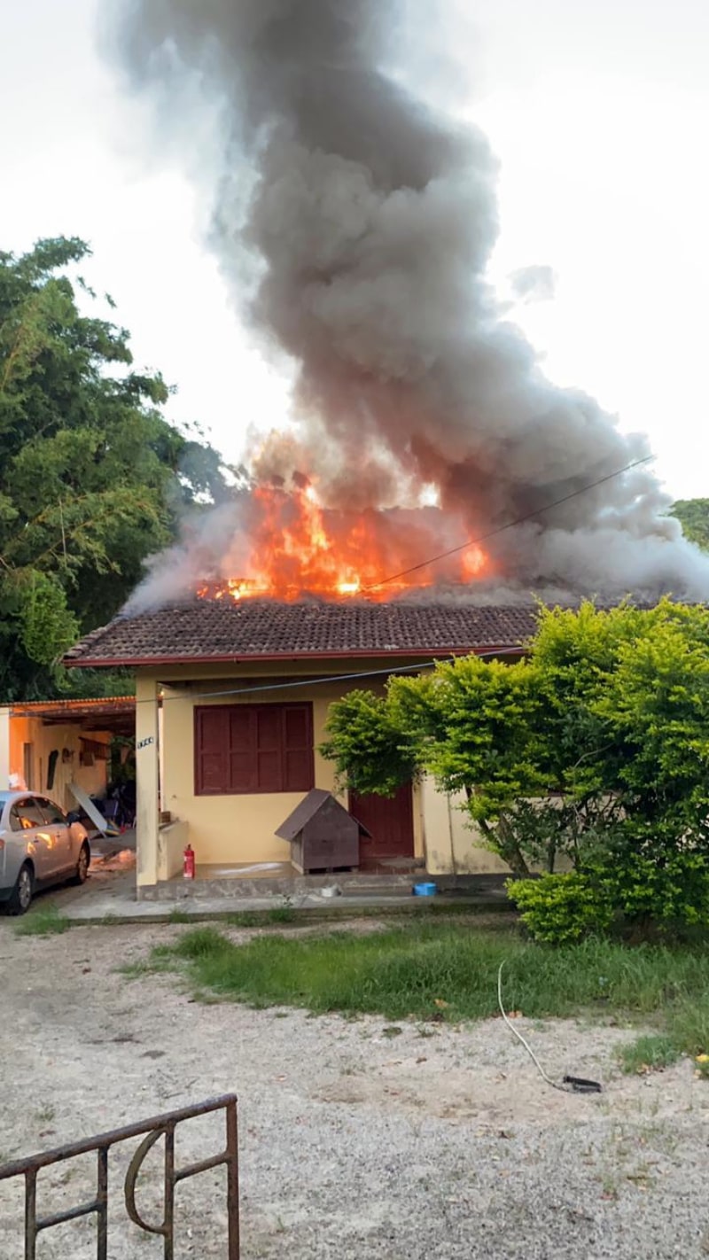 casa em chamas - homem põe fogo na casa da ex para tentar matar família