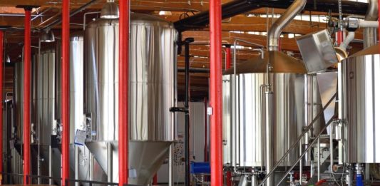 Setor de alimentos faz indústria catarinense ter maior saldo de empregos no país tonéis de bebidas - Setor industrial de SC tem bom saldo de empregos