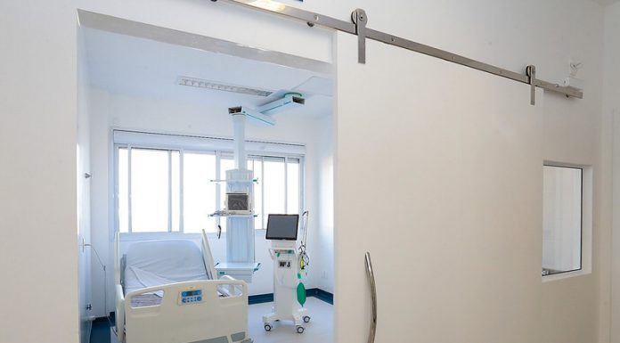 leito de uti vazio visto de fora da sala - governo suspende cirurgias eletivas para desafogar hospitais