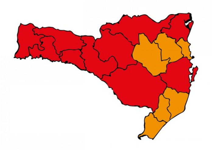 Desenho do mapa de santa Catarina mostra dez regiões em cor vermelha, entre elas a Grande Florianópolis, e seis em cor laranja de acordo com a matriz de risco à covid