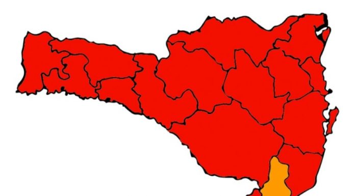 mapa de sc mostra matriz de risco ao coronavírus com 15 regiões no vermelho