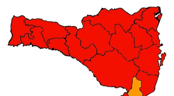 mapa de sc mostra matriz de risco ao coronavírus com 15 regiões no vermelho