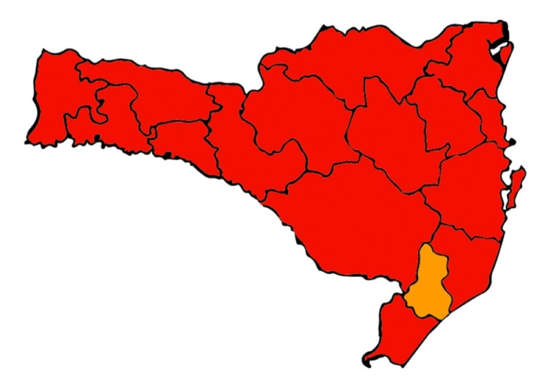 mapa de sc mostra matriz de risco ao coronavírus com 15 regiões no vermelho