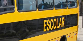 Transporte escolar de São José na cor amarela com uma faixa preta escrito em amarelo "escolar"