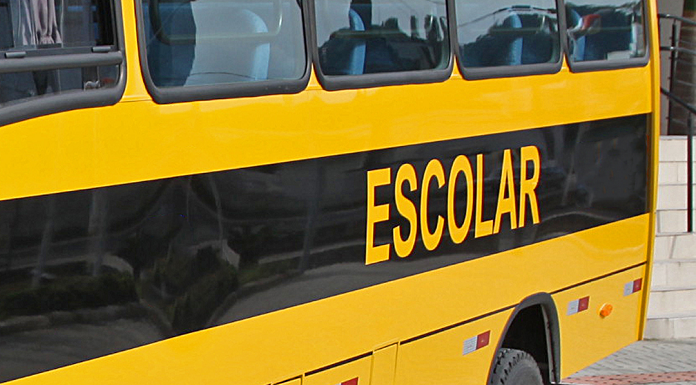 Transporte escolar de São José na cor amarela com uma faixa preta escrito em amarelo "escolar"