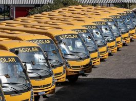 Portal SC Transferências promete maior controle e transparência com dinheiro do contribuinte frota de ônibus escolares estacionada - portal sc transferências pode dar mais transparências aos recursos do estado