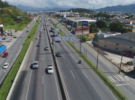br 101 em trecho de são josé onde haverá obra da terceira faixa no sentido norte; carros passando pela rodovia