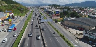 br 101 em trecho de são josé onde haverá obra da terceira faixa no sentido norte; carros passando pela rodovia