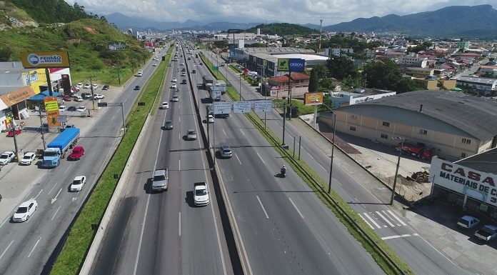 br 101 em trecho de são josé onde haverá obra da terceira faixa no sentido norte; carros passando pela rodovia