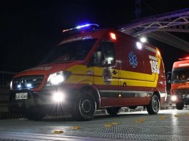 Sobe para 7 número de mortos em decorrência das chuvas em SC Ambulância dos Bombeiros em atendimento à ocorrência