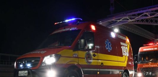 Ambulância dos Bombeiros em atendimento à ocorrência