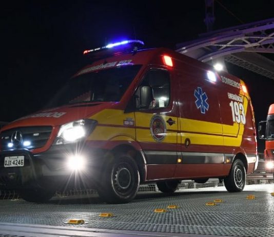 Ambulância atropela mulher durante atendimento em Florianópolis Ambulância dos Bombeiros em atendimento à ocorrência