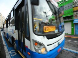 ônibus branco e azul levemente borrada representando movimento. Os ônibus diretinhos voltam a circular em Florianópolis.
