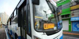 ônibus branco e azul levemente borrada representando movimento. Os ônibus diretinhos voltam a circular em Florianópolis.