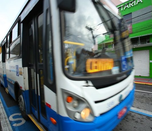 ônibus branco e azul levemente borrada representando movimento. Os ônibus diretinhos voltam a circular em Florianópolis.