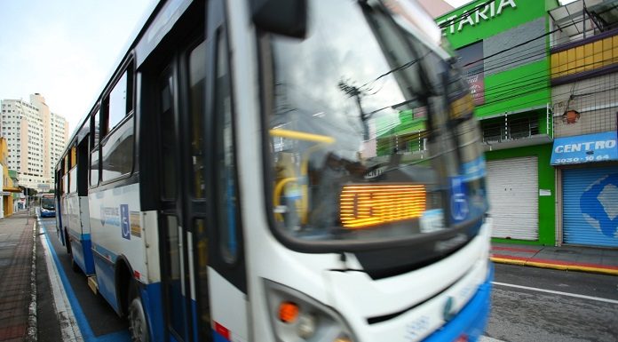 ônibus branco e azul levemente borrada representando movimento. Os ônibus diretinhos voltam a circular em Florianópolis.
