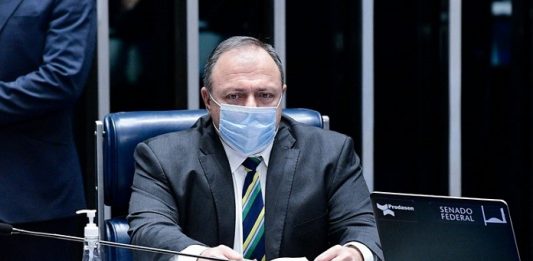 Ministro Pazuello de máscara e terno no senado federal falando das ações contra a Covid.