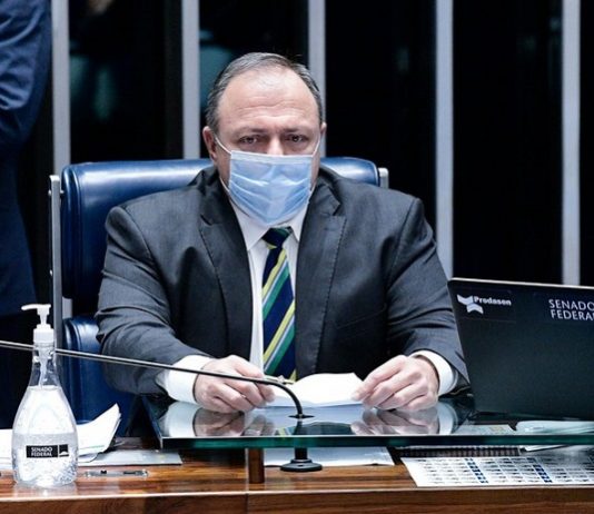 Ministro Pazuello de máscara e terno no senado federal falando das ações contra a Covid.