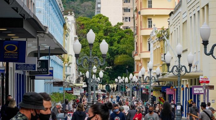 home office: para simbolizar matéria sobre novas medidas restritvas em sc, foto mostra pessoas usando máscara em um calçadão do centro de florianópolis