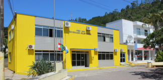 Prédio amarelo com partes em cinza da prefeitura de Governador Celso Ramos, que definiu o calendário de pagamento de taxas e impostos de 2021