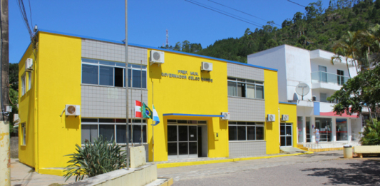 Prédio amarelo com partes em cinza da prefeitura de Governador Celso Ramos, que definiu o calendário de pagamento de taxas e impostos de 2021