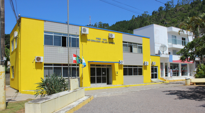 Prédio amarelo com partes em cinza da prefeitura de Governador Celso Ramos, que definiu o calendário de pagamento de taxas e impostos de 2021