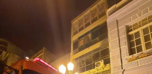 Princípio de incêndio atinge salão de estética em Florianópolis Caminhão vermelho dos bombeiros parado em frente a prédios da rua Deodoro, em Florianópolis, para atender a princípio de incêndio em um salão