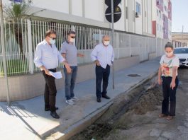 prefeito orvino, vereadora meri hang e mais dois homens conferem buracos em ruas de são josé; eles olha em apontam em uma esquina para pavimento de lajotas