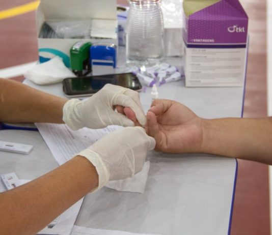 São José tem 23 mil casos confirmados - mulher faz teste de coronavírus no dedo de um homem