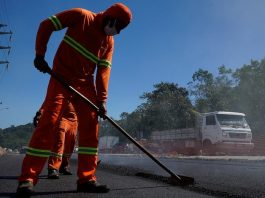 homem trabalha em obra de asfaltamento - Vagas de emprego em Florianópolis e São José cadastradas no Sine