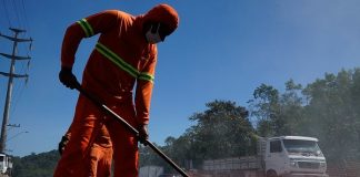 homem trabalha em obra de asfaltamento - Vagas de emprego em Florianópolis e São José cadastradas no Sine