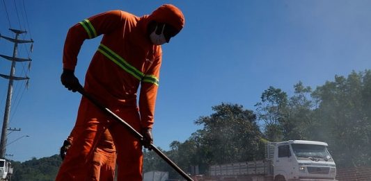 Florianópolis e São José tem 355 vagas de emprego no Sine homem trabalha em obra de asfaltamento - Vagas de emprego em Florianópolis e São José cadastradas no Sine