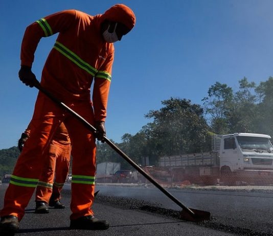 homem trabalha em obra de asfaltamento - Vagas de emprego em Florianópolis e São José cadastradas no Sine
